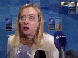 意大利总理梅洛尼在接受记者采访时惊现“怪异”表情，引发国外网友热议！消息来源：