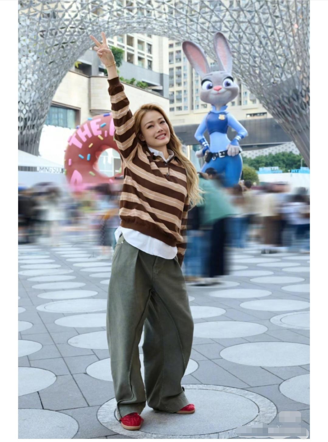 祖儿，这个裤子很个性。