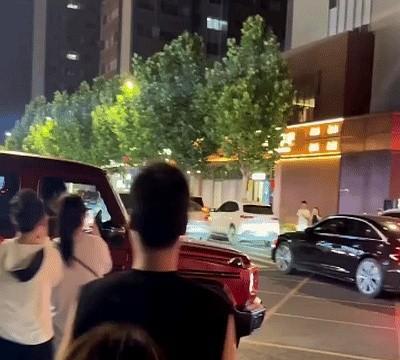 比赛结束。王楚钦开车离开河北，卷毛在副驾驶，一起回北京了。这次比赛看到个特有