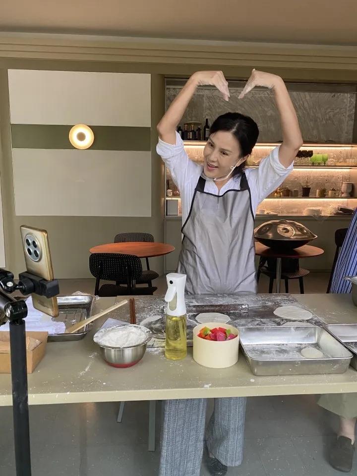 之前在《康熙王朝》里演佟妃、《小鱼儿与花无缺》里扮慕容淑的朱晏，最近被网友拍到在