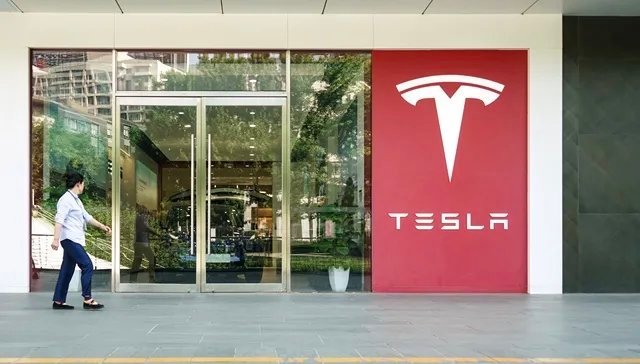 特斯拉市值一夜蒸发近5000亿元在特斯拉CEO埃隆·马斯克宣布成立新政党后，该