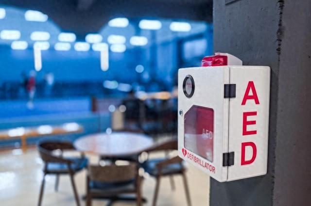 广东中山，40岁男子与同学打羽毛球，下场休息时晕倒后猝死。梁某家属认为现场无工作