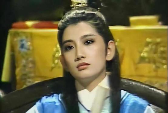 1975年，12岁的刘玉璞正在洗澡，醉醺醺地父亲发疯般地踹开门，冲进浴室里，死死