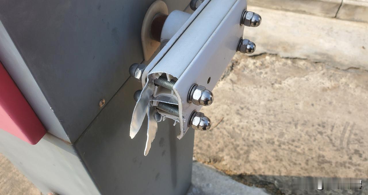 房产中介送外卖，第一单就撞断小区拦车杆。他是我同事。看着跑众包月入五六千，他