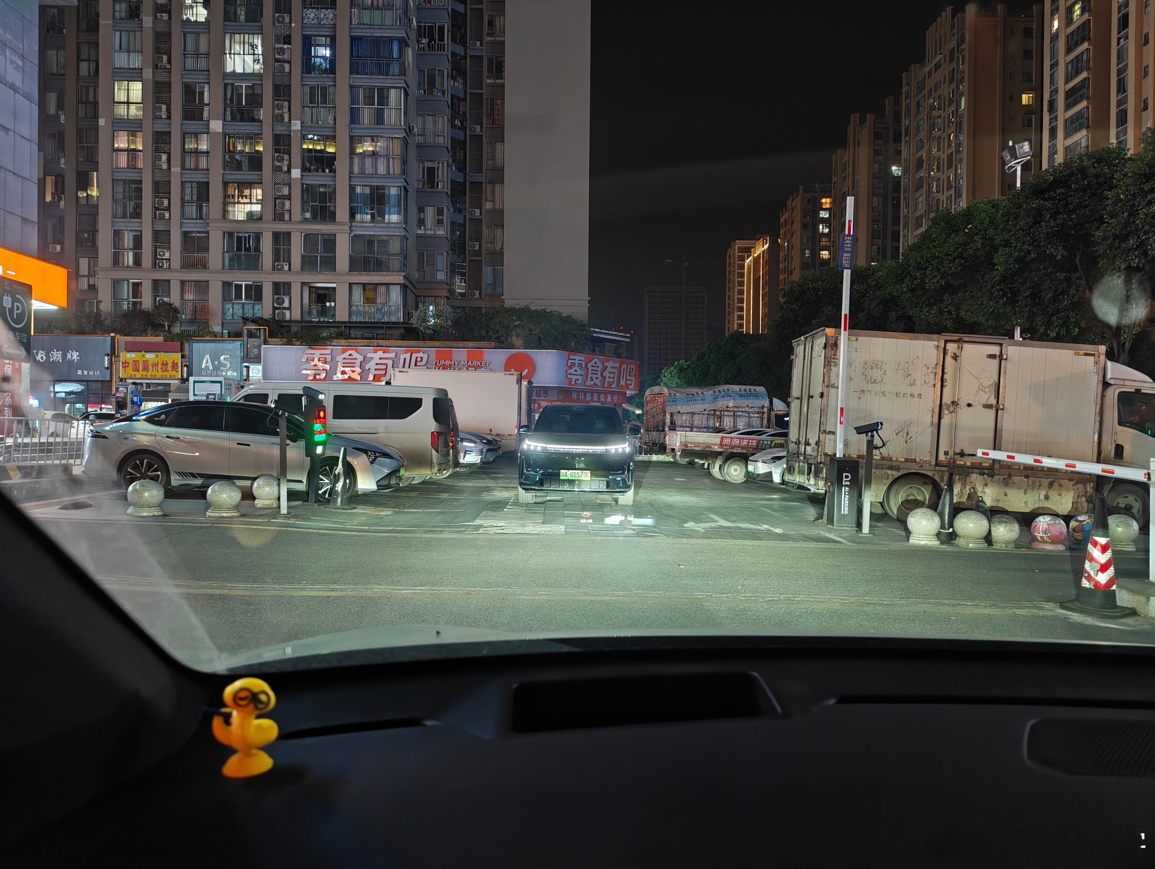 晚上十点之后想低谷电去充电的，去感受一下充电站的人满为患，各种排队，车挪来挪去，