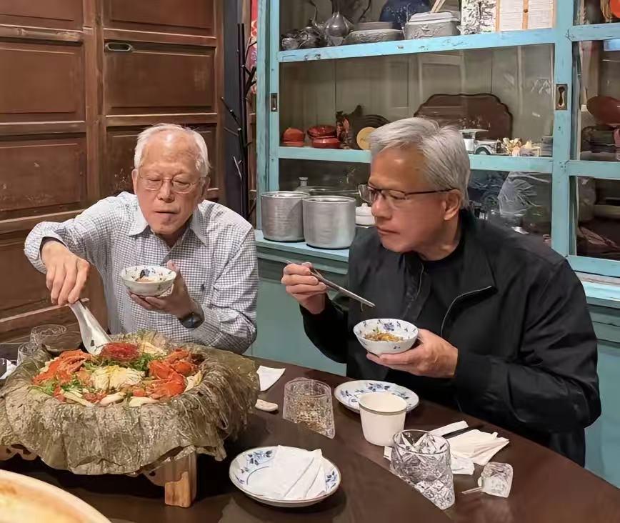 黄仁勋的爸爸才是宝藏男人！他们家真的没人做饭，回台湾天天都在外面吃，黄仁勋的爸