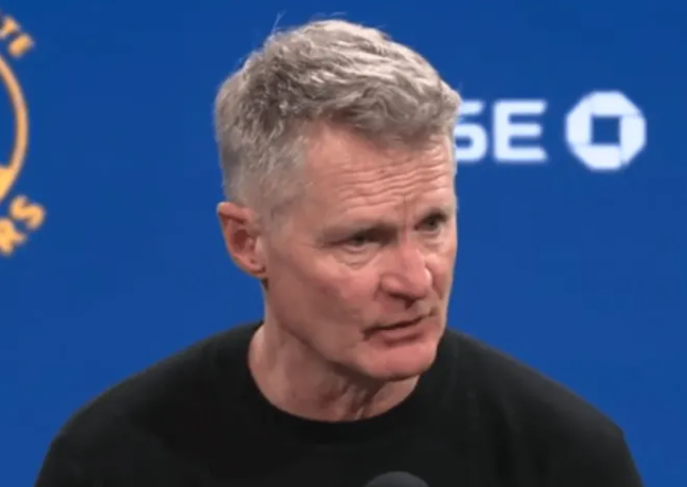 NBA常规赛，勇士对阵老鹰的全场比赛已结束，勇士111-124老鹰。赛后，科尔