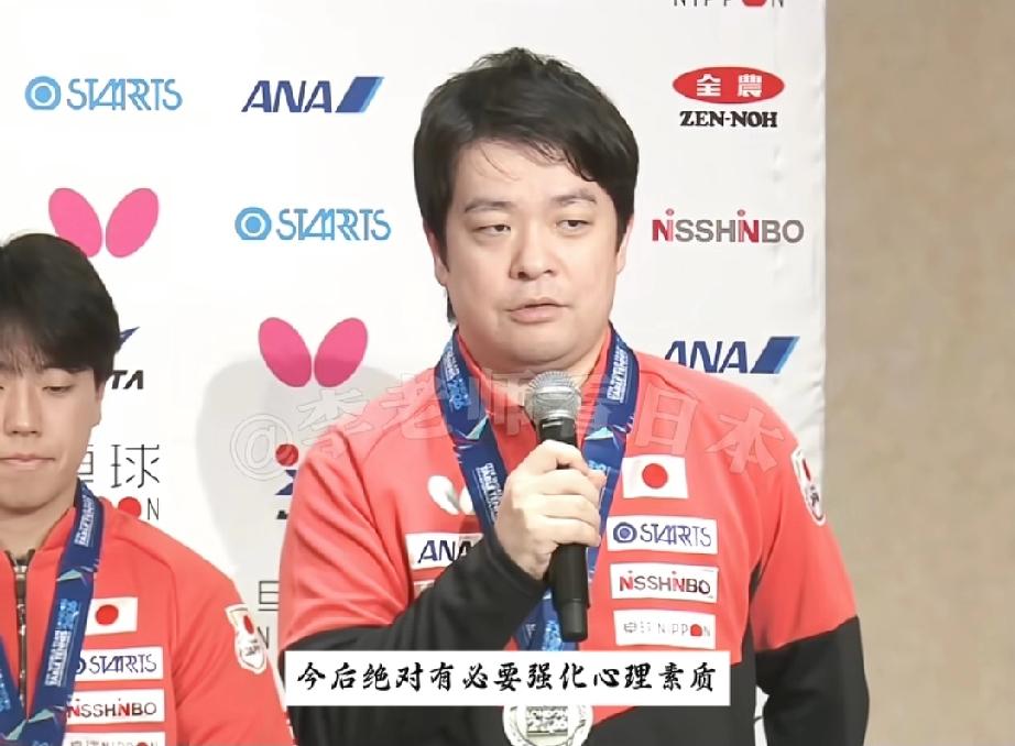 张本智和直接怒了！伦敦团体夺银牌的发布会现场，直接现场反驳日乒主教练岸川圣也