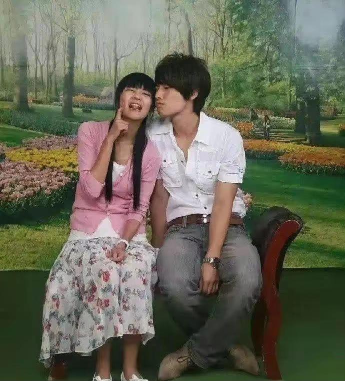 这张古早的明星合影，到底是谁和谁啊。