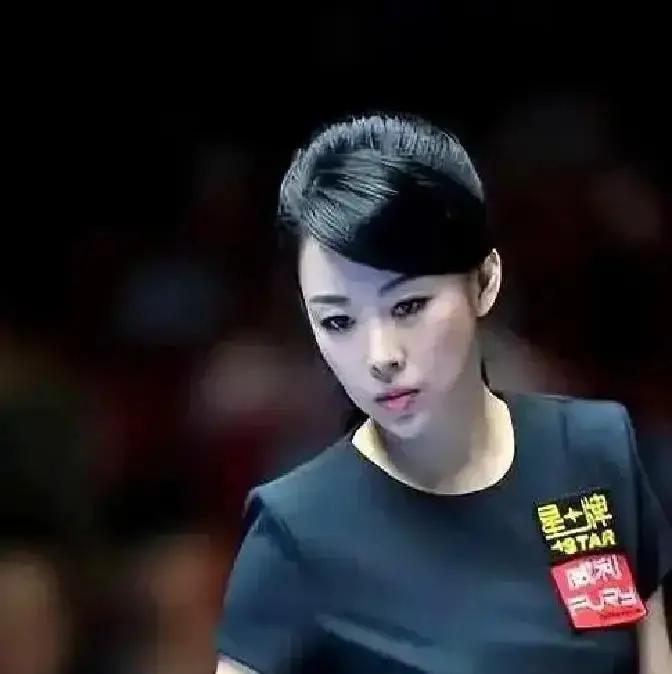 她拒绝了开劳斯莱斯追她的男人。不是故作清高。是她自己车库里的车，已经多到开