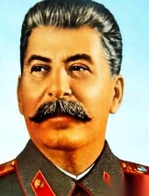 撬开斯大林坟墓那天晚上，离他风光大葬，才过了8年。几个军官，把他从水晶棺里抬出