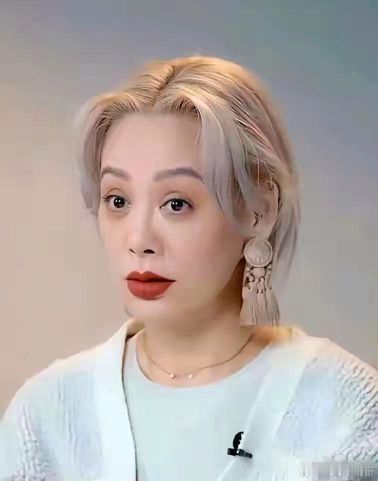 发现没？宁静越来越不对劲了！都53岁的人了，头发稀疏，身材走样啥的在她身上一点都