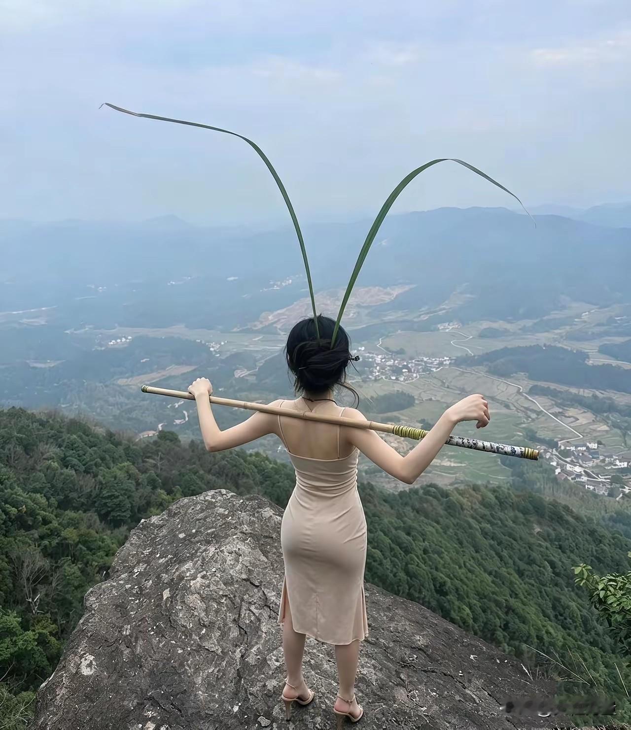 头上插草肩抗棍，就差虎皮系腰间。细腰翘臀风流心，睥睨天下倾人城