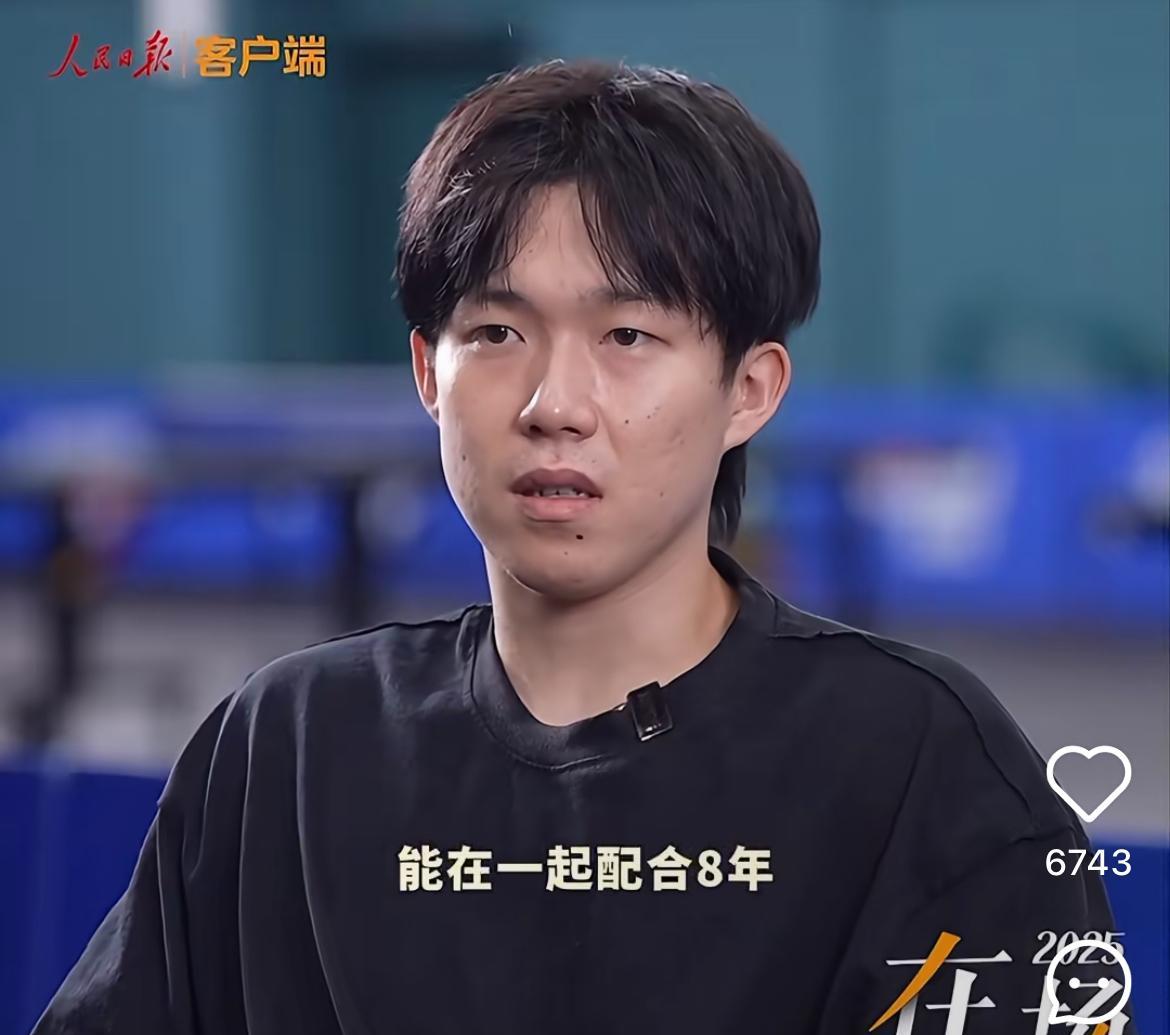 楚钦老师不用把八年挂嘴上，我们都知道八年，真的是很长的一段时间啊，最近