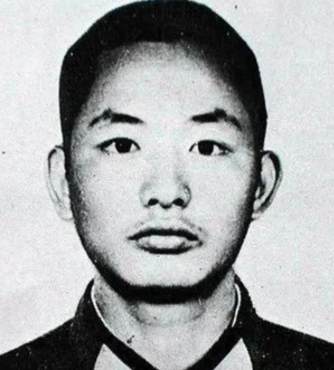 1984年，我军的一名排长在山中巡逻，遇到对面三名解放军战士向他走来，并向他打招