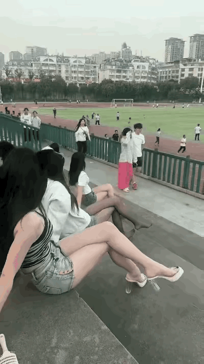 这个真不能怪她男朋友，很多人都会忍不住看的吧！