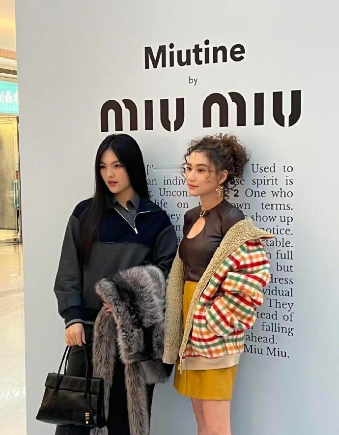 最近何超莲和王诗龄一起出席时尚活动，两位站在一起真的是很般配，看起来像一对年轻的