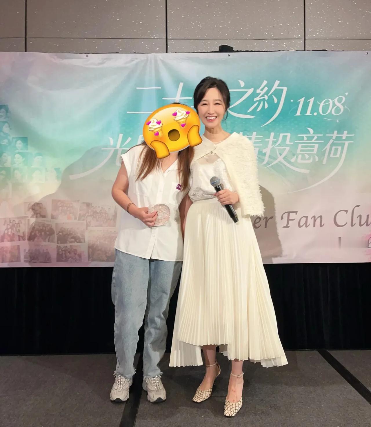 61岁关咏荷办粉丝见面会，穿白裙仙气飘飘，一点老人味都没有！已经息影的关咏荷，