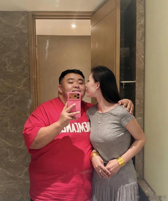这男人娶到这么漂亮的老婆，肯定有过人之处！！！