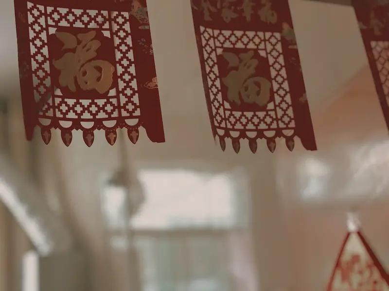 小时候，年味那叫一个浓！一进腊月，家里就开始忙年，蒸馒头、炸丸子、腌腊肉，满屋子