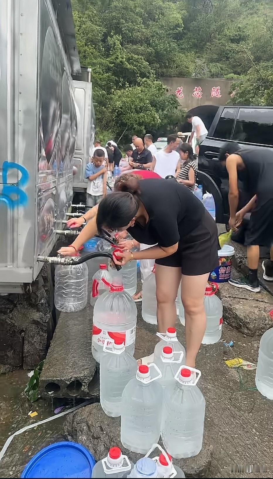 看见山泉水，农夫山泉都不香了[捂脸哭]