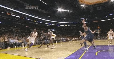 那姿势，现在NBA绝迹了。不是不会。是不敢。科比的极限后仰，是把自己扔向半