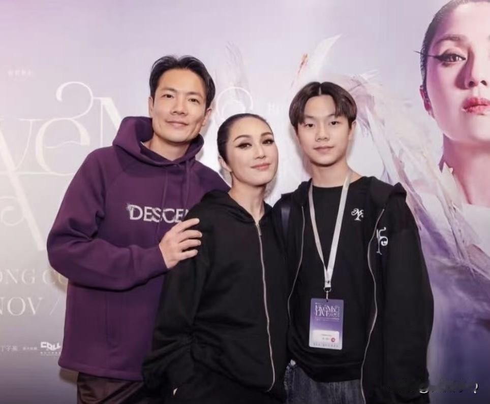 杨千嬅的儿子长得不像她，倒和丁子高长得一模一样，就是比爸爸的脸型更加精致清秀一些