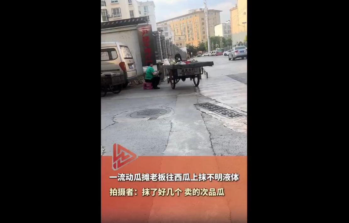 2026年5月20日，云南红河开远市。当地流动西瓜摊贩，使用无任何标签的塑料瓶