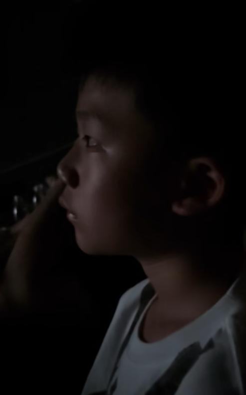这才是电影的价值吧！一位妈妈带9岁的儿子去看《南京照相馆》，回家后，孩子撕毁