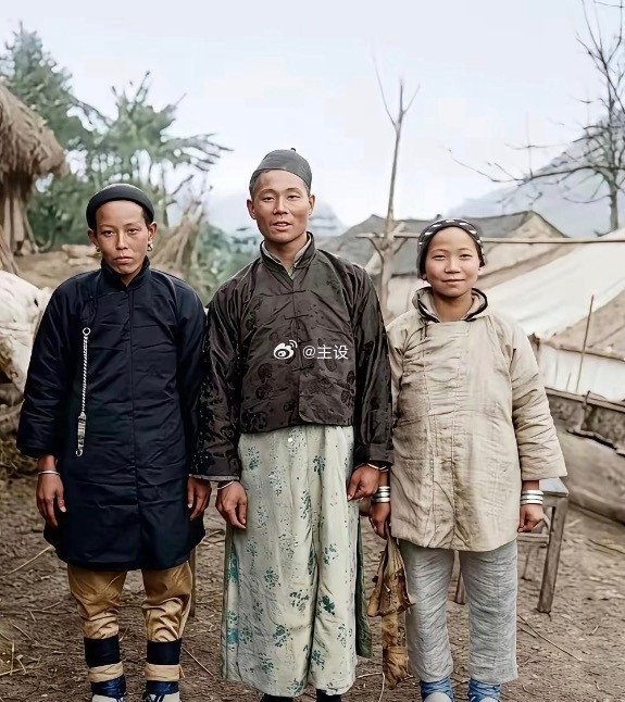 这是一张真实的清朝男子与一妻一妾的合照。