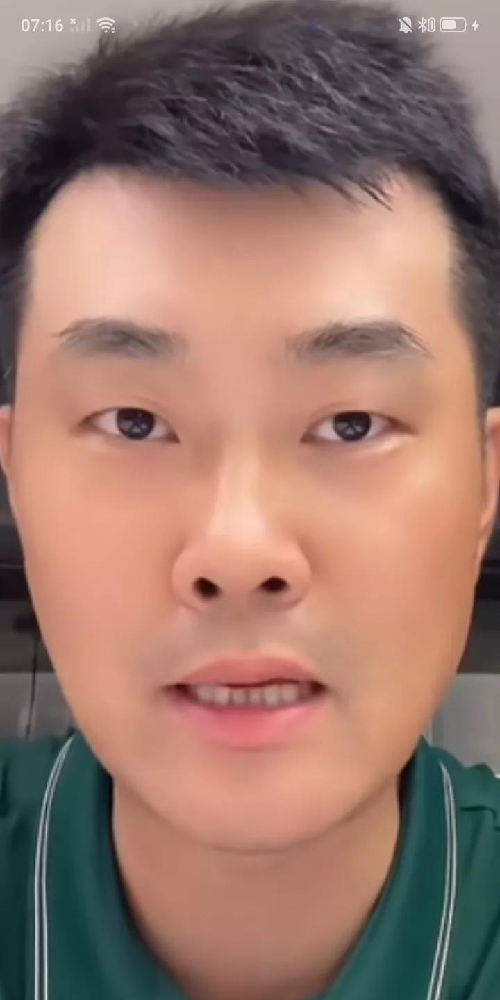 昨晚，前中国男篮名将王仕鹏开播与球迷互动，针对中国男篮在亚洲杯小组赛中的出色表现