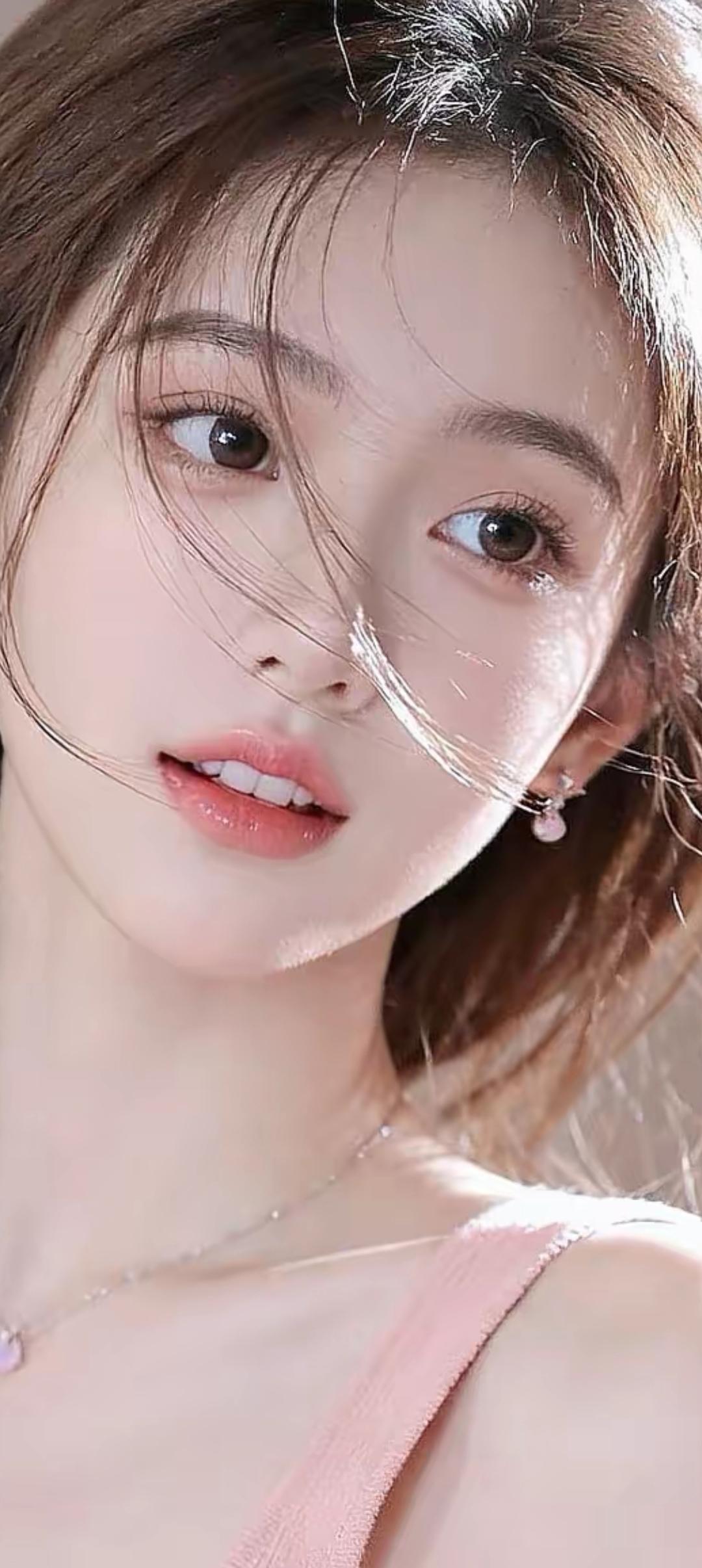 温柔甜美的少女，阳光下的动人瞬间
