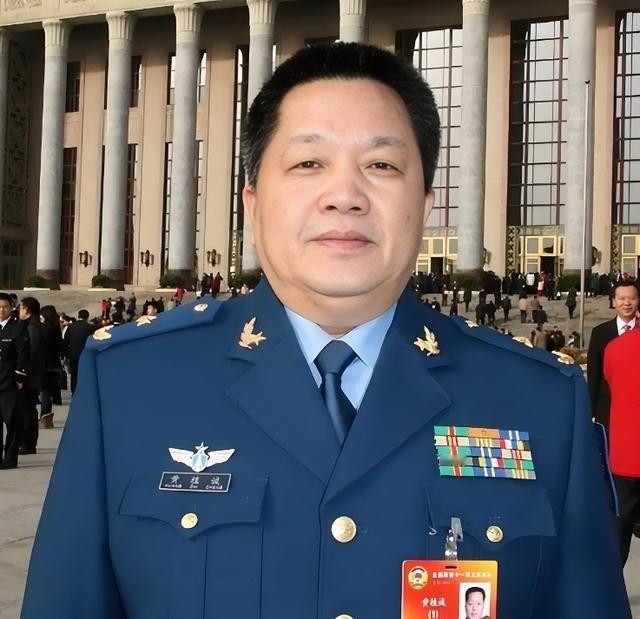 1981年，台湾飞行员黄植诚驾驶着最先进的飞机向大陆投诚，却被后座飞行员察觉，危