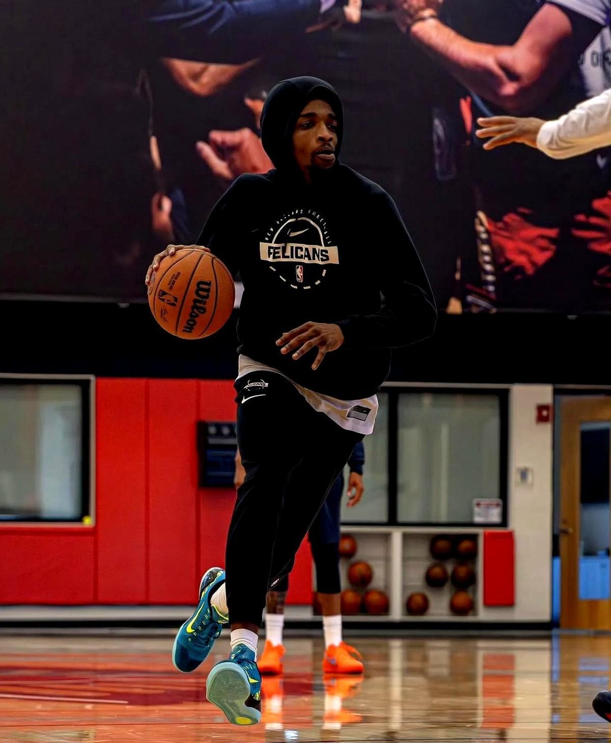 湖人正在认真考虑，用一个可能决定未来的首轮签，去换一个可能打不了球的球员。德安