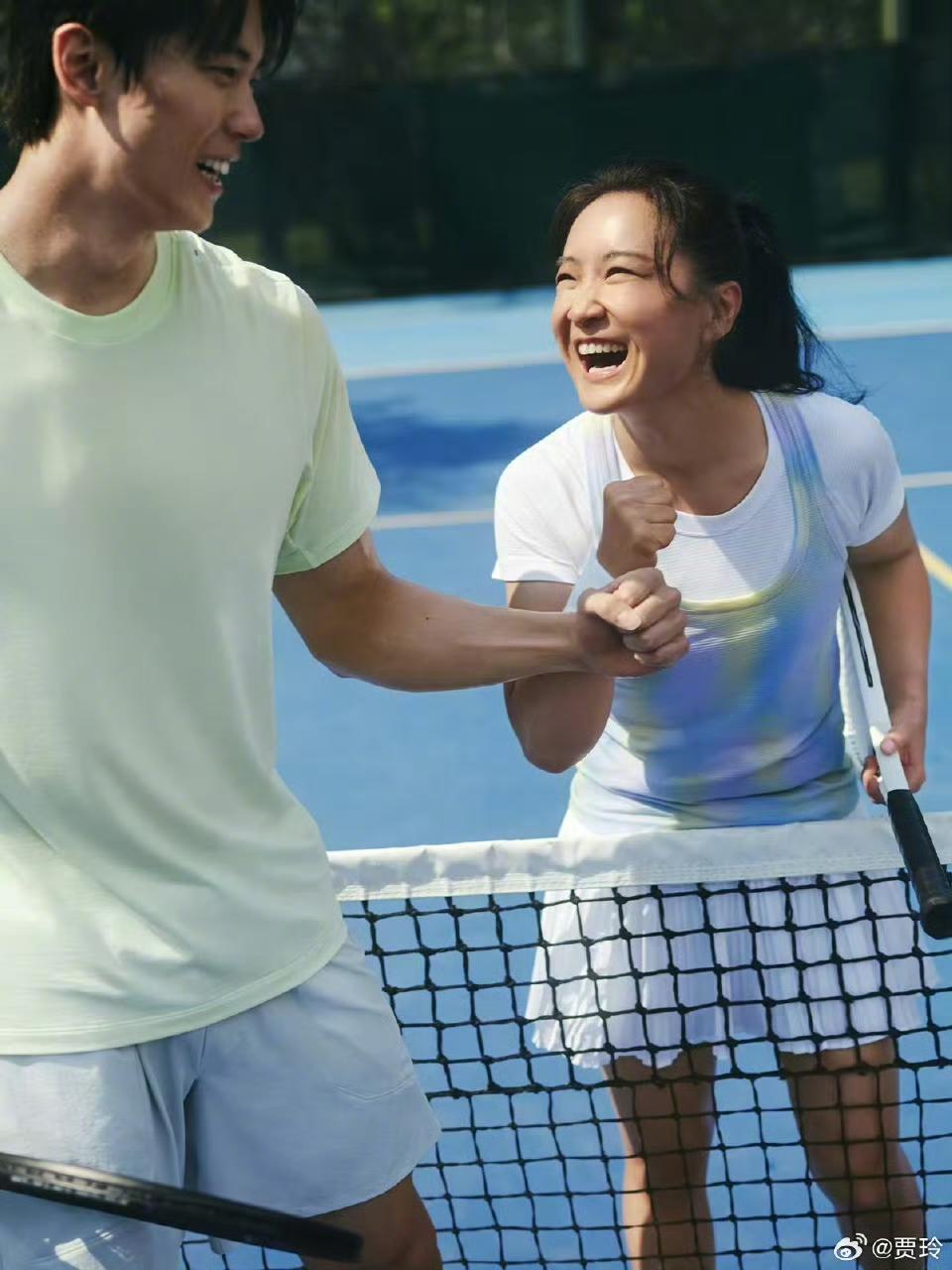 贾玲的运动搭子贾玲：哎呦喂，刚才那局可把我累够呛，你这网球打得也太狠了。