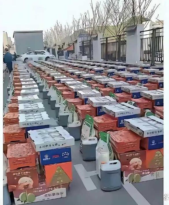 过年了，放假了，许多单位都发了礼品。看着堆得满满的，实际上都是些日常生活的柴米