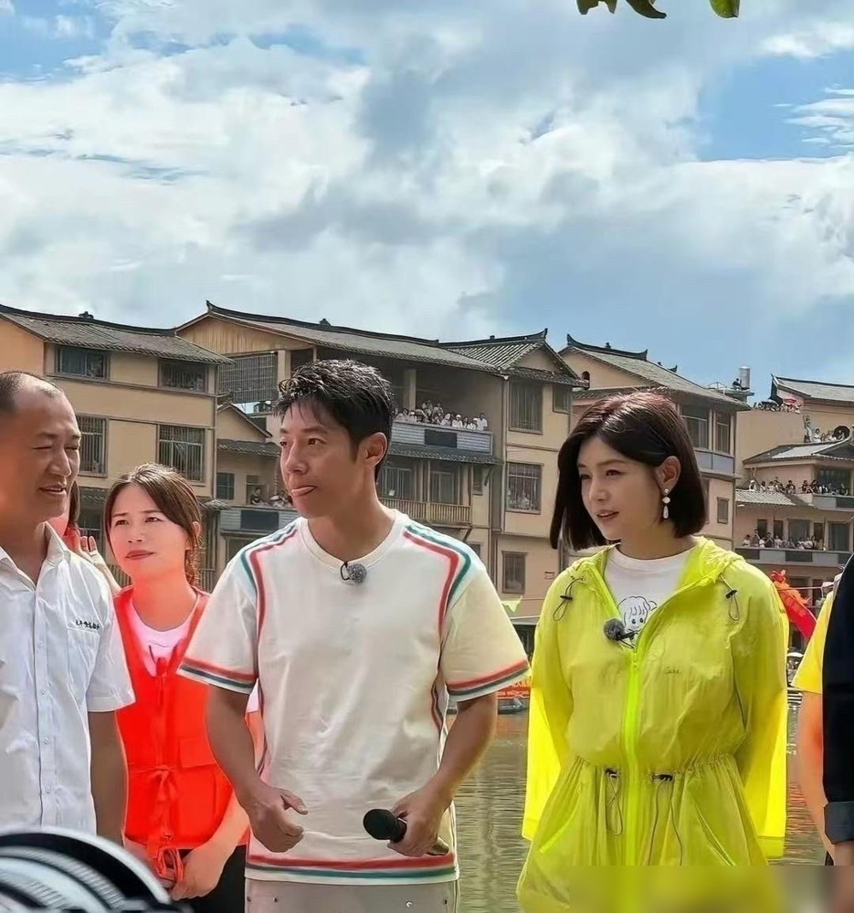 陈妍希被偶遇，真人白到发光，但她一天就吃这么点东西。两杯咖啡，一小把蓝莓，这就是她白天的全部。不是减