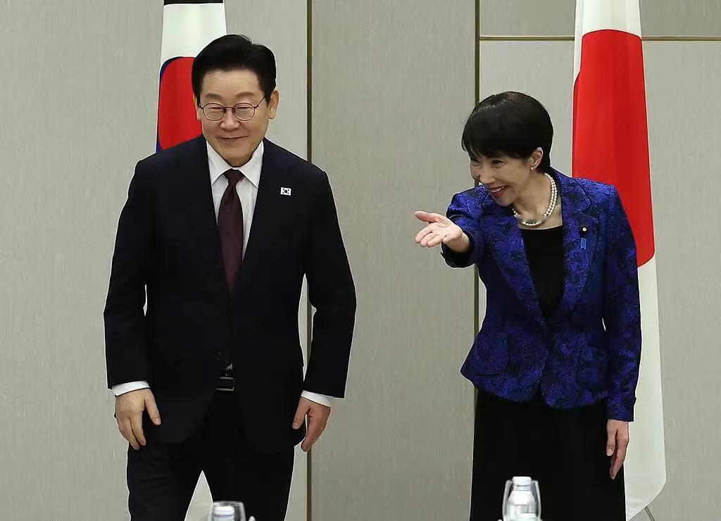 高市给人的感觉“挺可怜”，估计是生怕被周围的邻国给孤立了。李在明去了之后，她给了