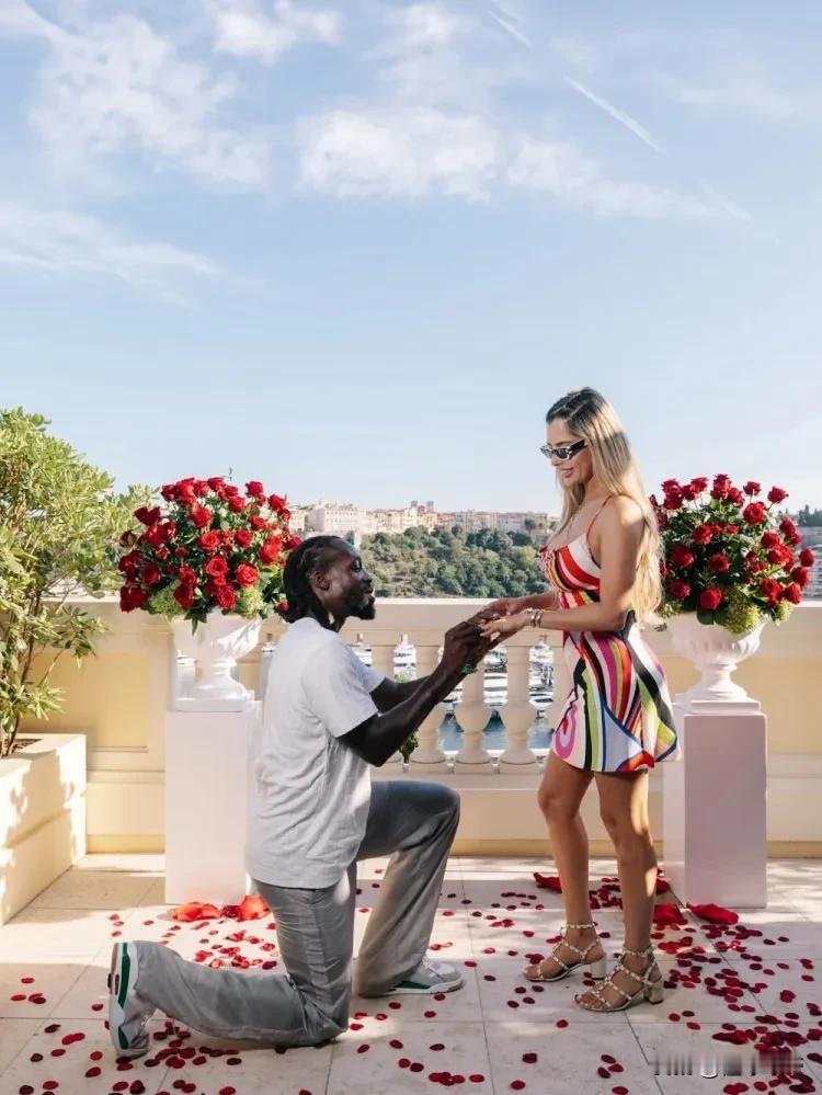 这才是正常审美，贝弗利向女朋友求婚成功！近日，NBA球星贝弗利在社媒上晒出了