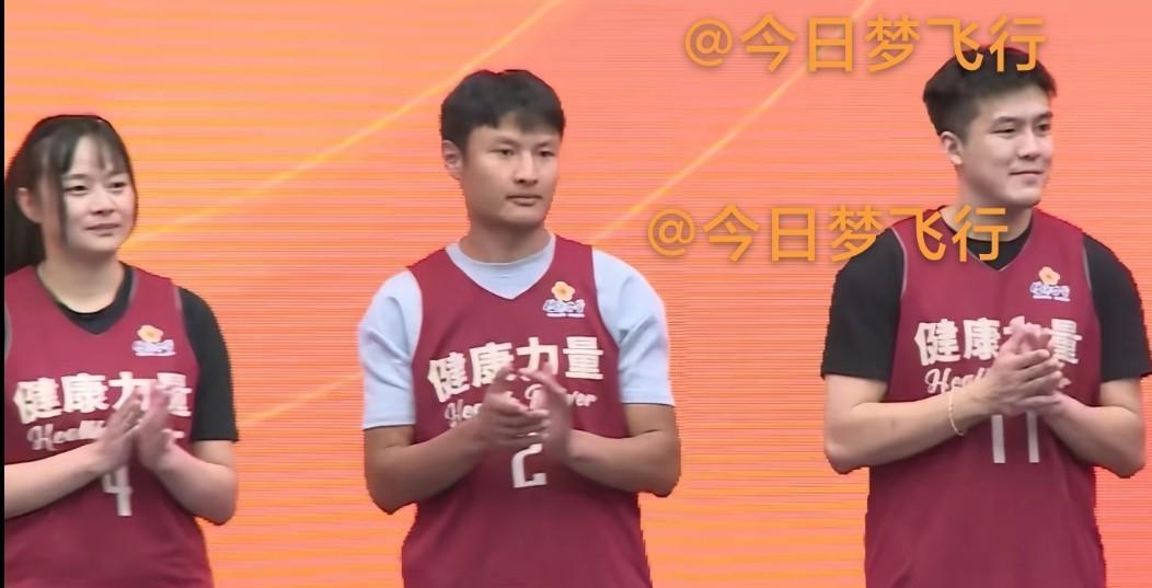 黄荣奇回到家乡！之前在上海个人训练的黄荣奇已经回到家乡四川。近日，黄荣奇到了四