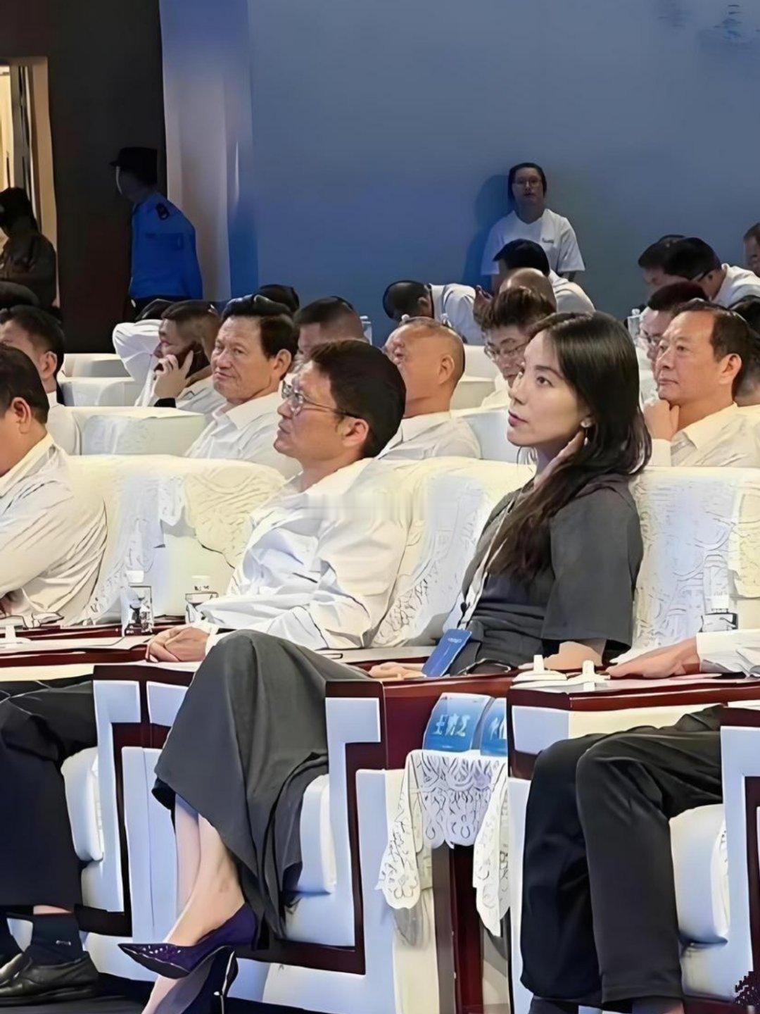 得承认 蔚来老板娘确实好看，我一个女生都忍不住多看了两眼。​​​