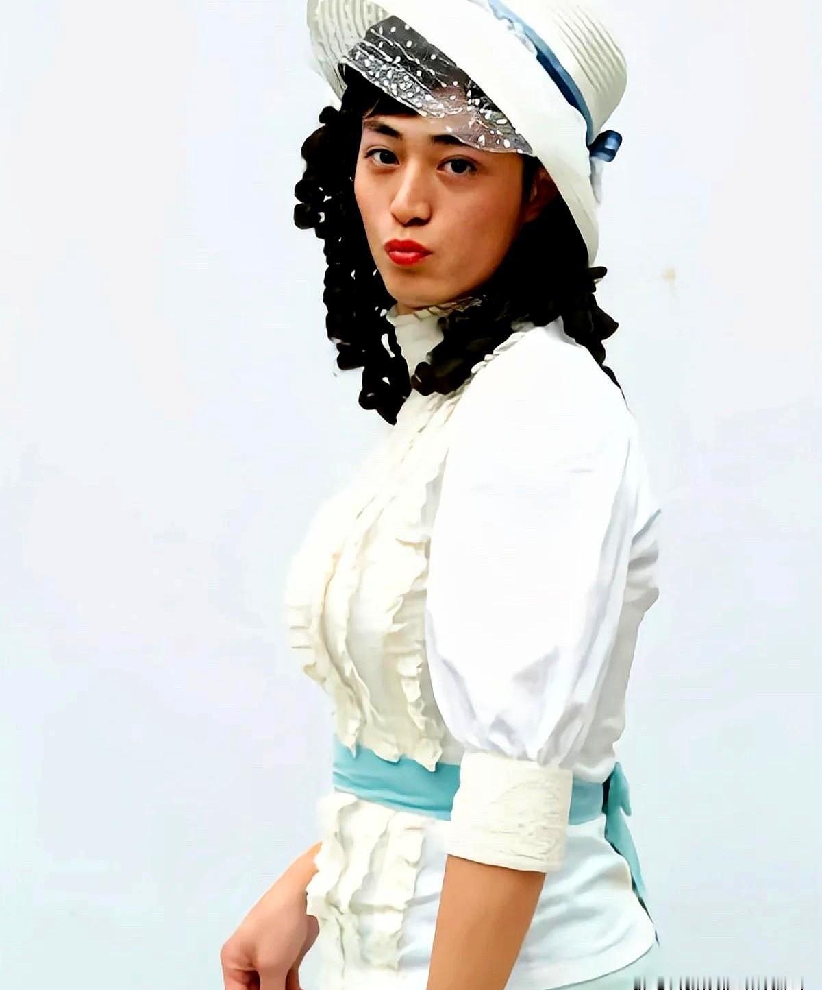 霍建华的白眼包，简直笑疯了。新剧《他为什么依然单身》里，他演的毒舌建筑师萧寒