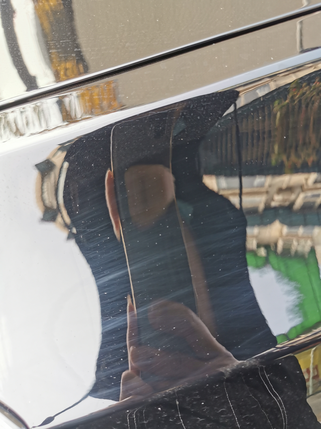 被媳妇骂死洗车弄出了很多小划痕昨天手贱，自己洗了一下车，洗出了很多划痕。大神们