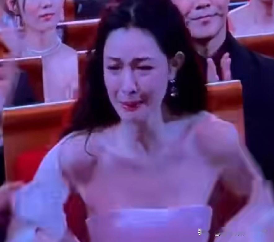 恭喜钟楚曦！金鸡奖拿下最佳女配角，听到名字瞬间就落泪了，她在《好东西》里确