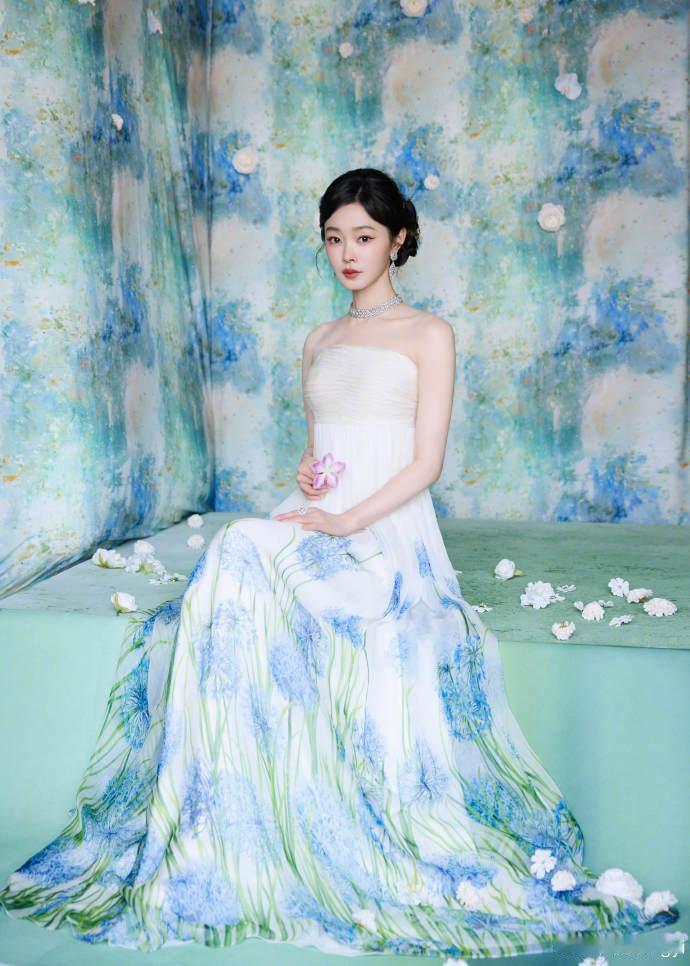 宋轶夏日花仙宋轶白裙花仙宋轶一袭抹胸白裙，裙摆晕染着清新蓝绿花影，似夏日里初绽的