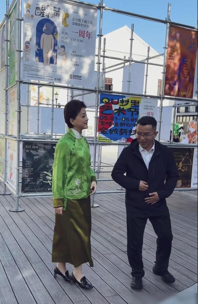 杨澜的优雅人设，竟被她自己亲手捅破了。前半生，杨澜死磕“知性独立”人设，风