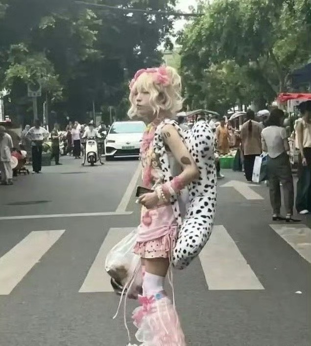 她是不是觉得自己这样穿很潮啊？​​​
