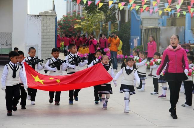 蒙自机关幼儿园多彩童年快乐成长游戏迎新年