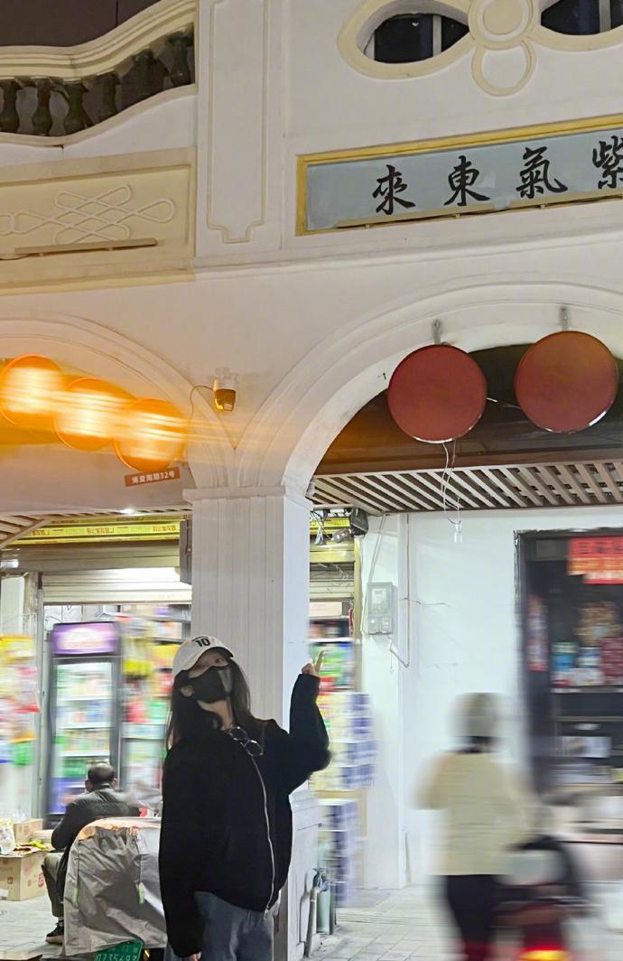 2025年最后一天，杨紫还在横店剧组里熬大夜。剧组只给了三小时假，她转头就带父