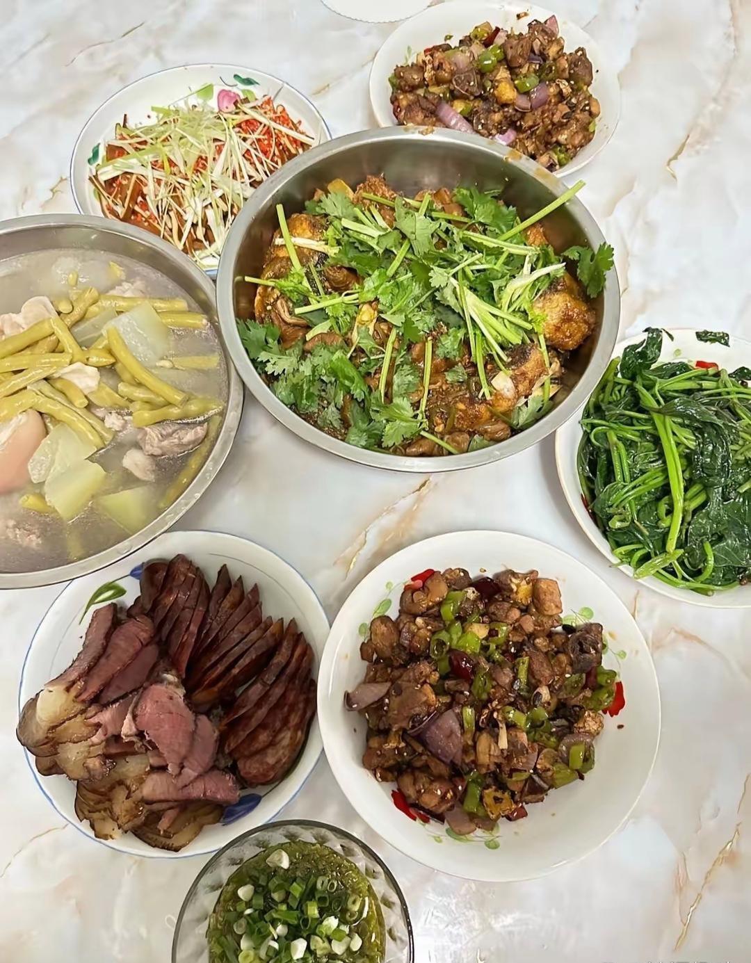 左边大伯家，右边叔叔家，你们觉得哪家更好？